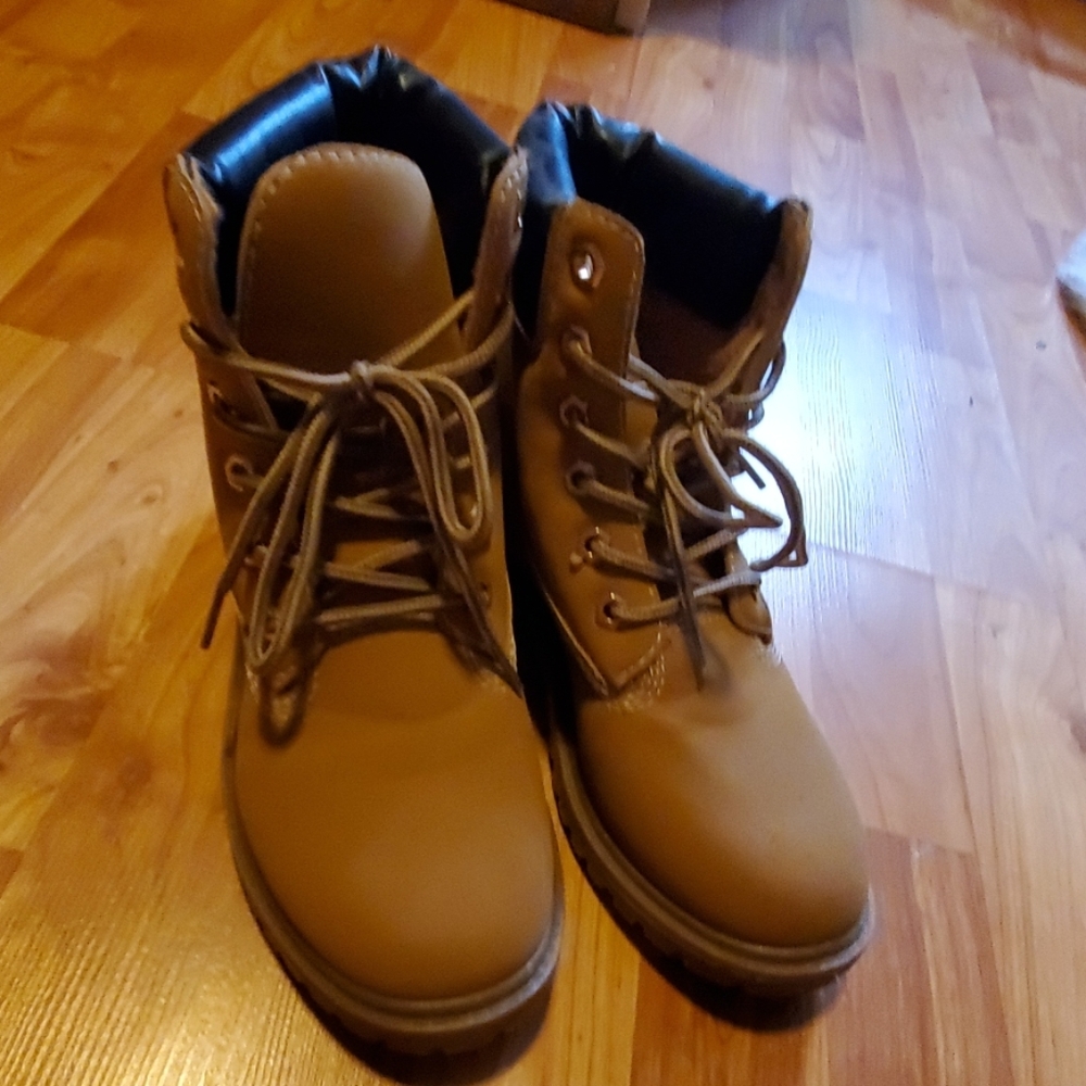 Boots size 7 never worn boots